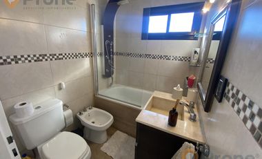 VENTA CASA DE CALIDAD 2 DORMITORIOS CON PILETA EN PUNTA CHACRA