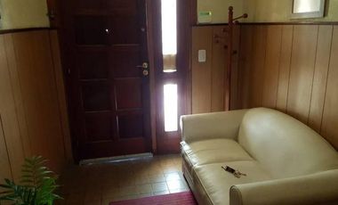 Chalet de varios ambientes con sólida construcción y gran ubicación