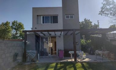 Casa en venta - 2 Dormitorios 2 Baños - 90mts2 - La Plata
