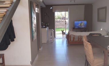 Casa en venta - 2 Dormitorios 2 Baños - 90mts2 - La Plata