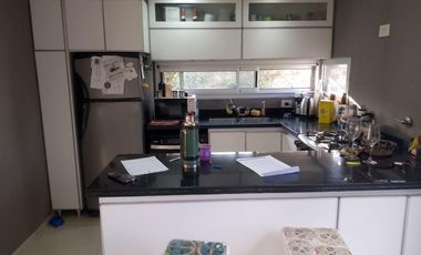 Casa en venta - 2 Dormitorios 2 Baños - 90mts2 - La Plata