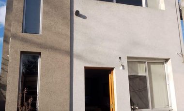 Casa en venta - 2 Dormitorios 2 Baños - 90mts2 - La Plata