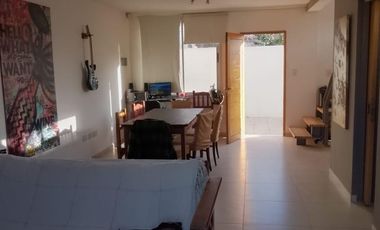 Casa en venta - 2 Dormitorios 2 Baños - 90mts2 - La Plata