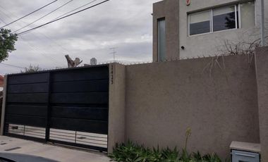 Casa en venta - 2 Dormitorios 2 Baños - 90mts2 - La Plata