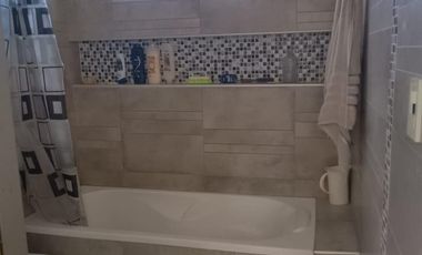 Casa en venta - 2 Dormitorios 2 Baños - 90mts2 - La Plata
