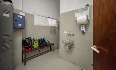 Importante local con oficinas, deposito y vidriera a Av. Circunvalación