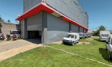 Importante local con oficinas, deposito y vidriera a Av. Circunvalación