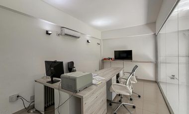 Importante local con oficinas, deposito y vidriera a Av. Circunvalación