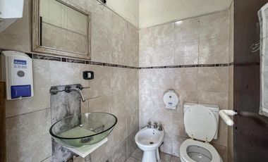 Importante local con oficinas, deposito y vidriera a Av. Circunvalación