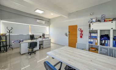 Importante local con oficinas, deposito y vidriera a Av. Circunvalación