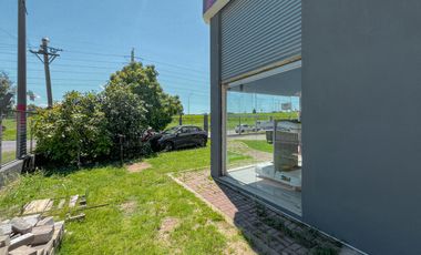 Importante local con oficinas, deposito y vidriera a Av. Circunvalación