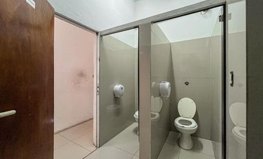 Importante local con oficinas, deposito y vidriera a Av. Circunvalación