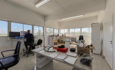 Importante local con oficinas, deposito y vidriera a Av. Circunvalación