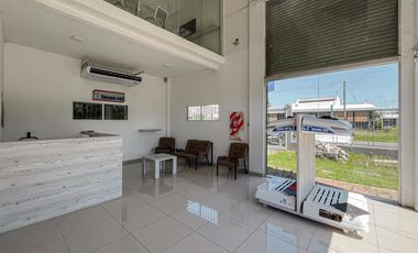 Importante local con oficinas, deposito y vidriera a Av. Circunvalación