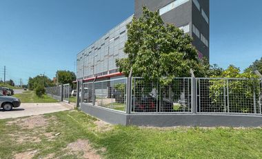 Importante local con oficinas, deposito y vidriera a Av. Circunvalación