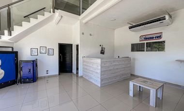 Importante local con oficinas, deposito y vidriera a Av. Circunvalación