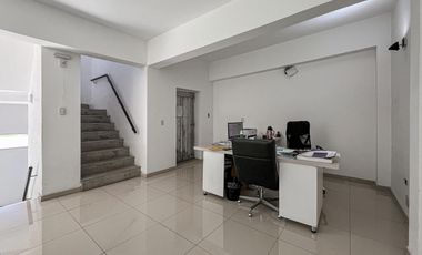 Importante local con oficinas, deposito y vidriera a Av. Circunvalación