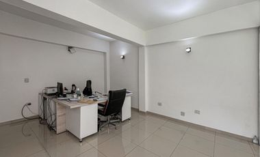 Importante local con oficinas, deposito y vidriera a Av. Circunvalación