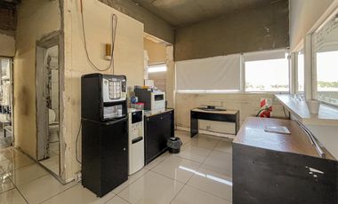 Importante local con oficinas, deposito y vidriera a Av. Circunvalación
