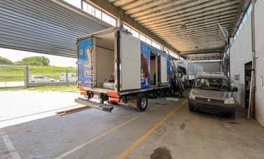 Importante local con oficinas, deposito y vidriera a Av. Circunvalación