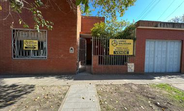 Casa de 3 ambientes , Garage ,Parrilla y  Fondo - San Vicente