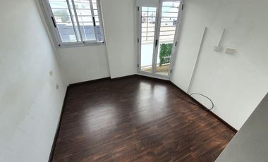 Departamento de 2 ambientes con cochera descubierta en Gerli
