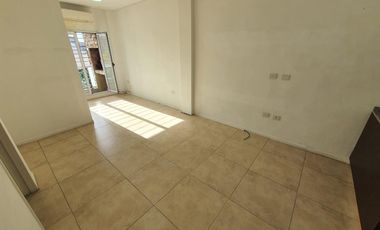 Departamento de 2 ambientes con cochera descubierta en Gerli