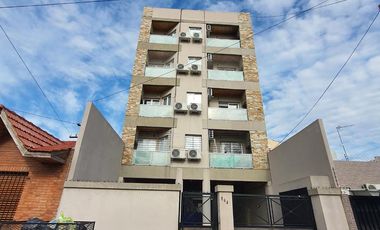 Departamento de 2 ambientes con cochera descubierta en Gerli