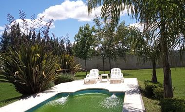 Casa en venta - 4 Dormitorios 3 Baños - 2.100Mts2 - Arana