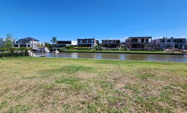 Terreno al río, en  venta en El Yacht de Nordelta