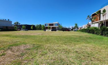 Terreno al río, en  venta en El Yacht de Nordelta