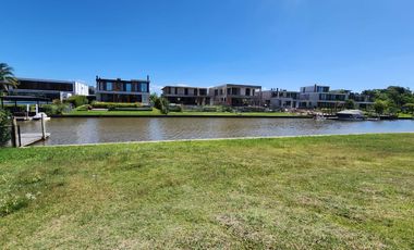 Terreno al río, en  venta en El Yacht de Nordelta