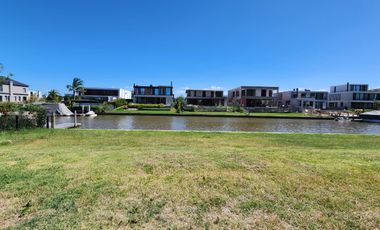 Terreno al río, en  venta en El Yacht de Nordelta
