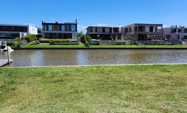 Terreno al río, en  venta en El Yacht de Nordelta
