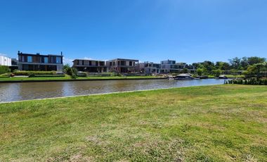 Terreno al río, en  venta en El Yacht de Nordelta
