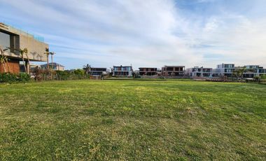 Terreno al río, en  venta en El Yacht de Nordelta