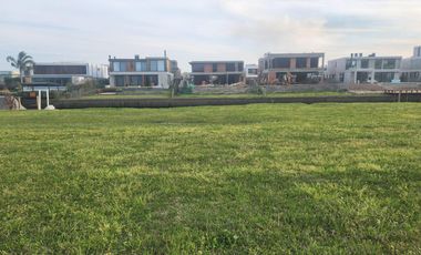 Terreno al río, en  venta en El Yacht de Nordelta