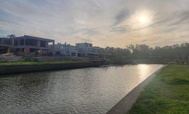 Terreno al río, en  venta en El Yacht de Nordelta