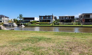 Terreno al río, en  venta en El Yacht de Nordelta