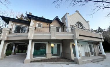 Imponente Chalet de 9 amb sobre Lote de 2.000 m2!