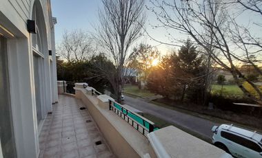 Imponente Chalet de 9 amb sobre Lote de 2.000 m2!