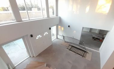 Imponente Chalet de 9 amb sobre Lote de 2.000 m2!