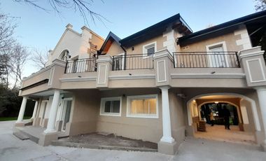 Imponente Chalet de 9 amb sobre Lote de 2.000 m2!
