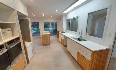 Imponente Chalet de 9 amb sobre Lote de 2.000 m2!