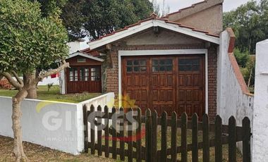 Venta de Casa 4 Amb.  en Santa Clara Del Mar  Ubicada a 400 Mts. de la playa