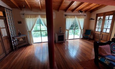 Maravillosa Casa quinta con amplio terreno y pileta a la venta-Permuta