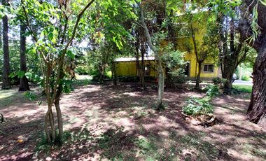 Maravillosa Casa quinta con amplio terreno y pileta a la venta-Permuta