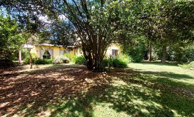 Maravillosa Casa quinta con amplio terreno y pileta a la venta-Permuta