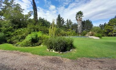 Maravillosa Casa quinta con amplio terreno y pileta a la venta-Permuta