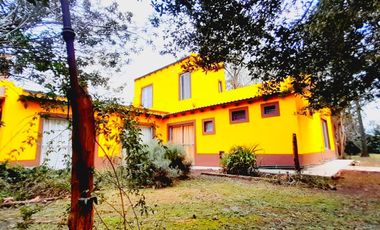Maravillosa Casa quinta con amplio terreno y pileta a la venta-Permuta